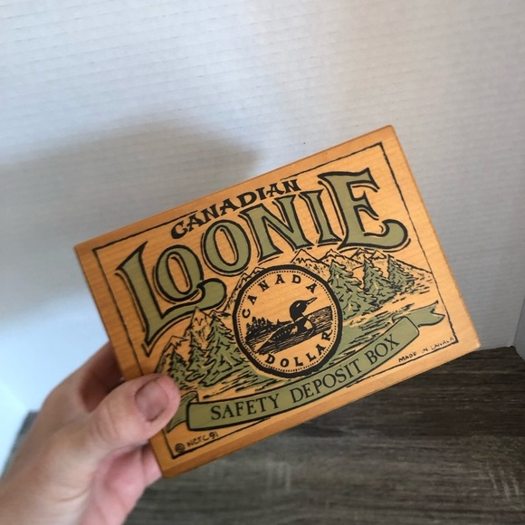 Vtg Wooden Canadian Loonie Coin Bank - Picture 14 of 14